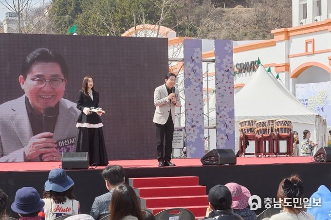 ‘제2회 아산온천 벚꽃축제’, 이틀간 1만여 명 몰려