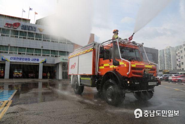 지난 18일 열린 최종 시연회에서 산불전문진화차가 물줄기를 뿜어내는 모습