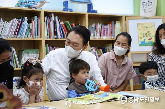 8월 30일 윤석열 대통령은 구로구 가족센터를 방문해 간담회를 가졌습니다.