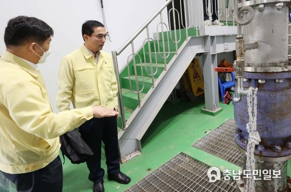 박희조 동구청장이 제11호 태풍 '힌남노'를 대비해 소정 지하차도 배수펌프장을 찾아 태풍 대비사항을 점검하고 있다