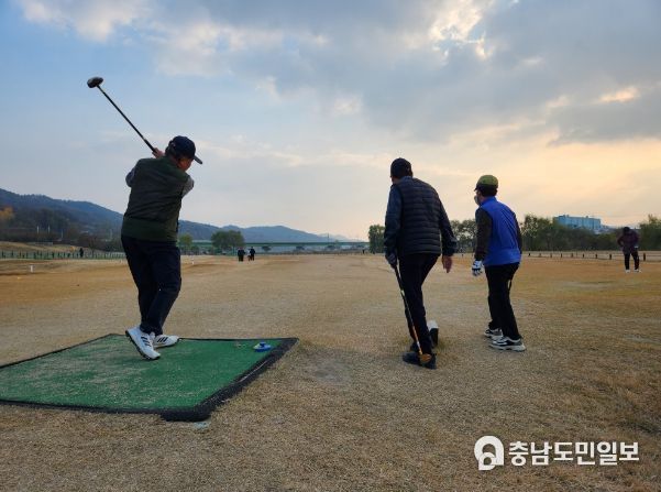 예산 무한천 둔치 파크골프장에서 동호인들이 경기를 하고 있다.