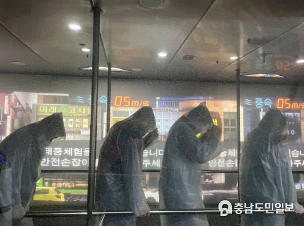 지난 16일 체험관을 방문한 충청남도교육청 교육연수원 교직원들이 태풍 체험을 하는 모습