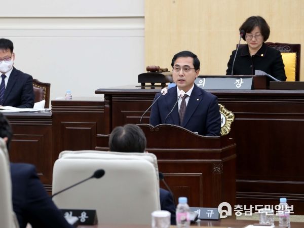 박희조 동구청장이 22일 동구의회 본희의장에서 열린 제268회 정례회 개회식에 참석해 2023년도 예산안 제출에 즈음한 시정연설을 하고 있다