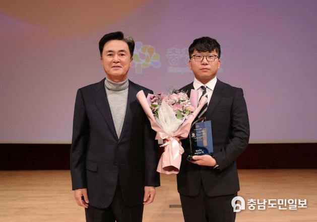 12월 직원 월례모임(김태흠 지사와 이주호 주무관)