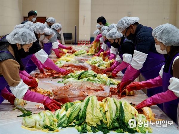 충남교육청, 사랑으로 버무린 김장김치 전달하며 훈훈한 연말 보내