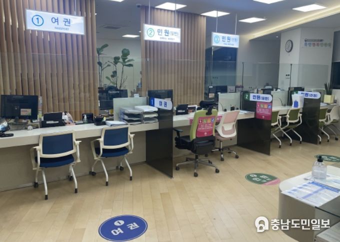 민원실 내 안전 강화유리