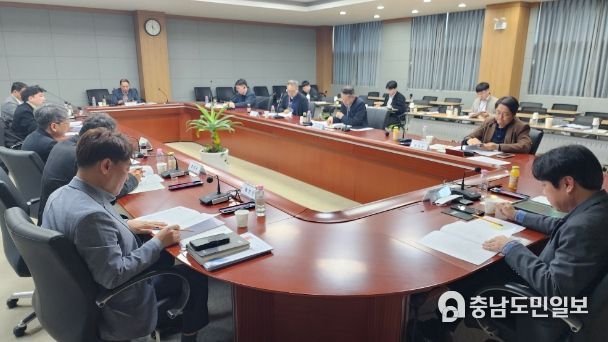 충남도는 27일 충남연구원에서 수도권 공공기관 충남혁신도시 유치 자문회의를 개최했다.