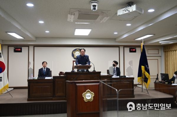 3월 29일 대전중구의회 제249회 임시회 제2차 본회의, 윤양수의장이 발언하고 있다.