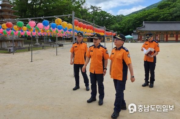 김연상 충남소방본부장(왼쪽 세번째) 부여 무량사 화재예방 현장점검