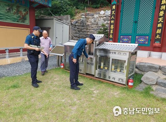 유성지구대 지역경찰관이 관내 사찰 방문, 불전함 상태 등 확인