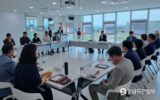 24일 열린 공약이행평가단 회의 모습