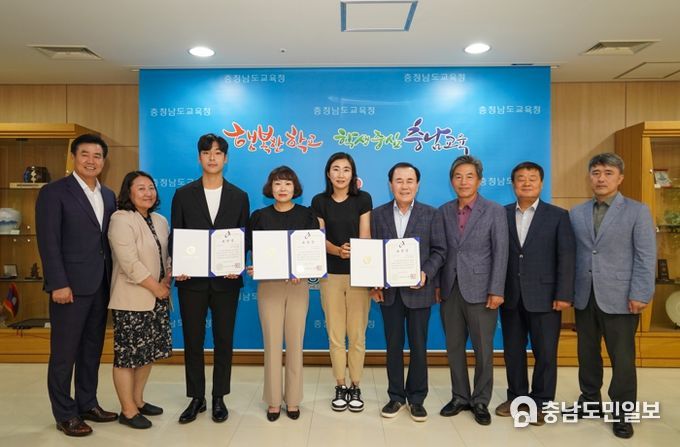 어제 열린 학교 응급상황 대처 유공교원 표창 전수식에서 김지철 교육감이 표창을 수여하고 있다