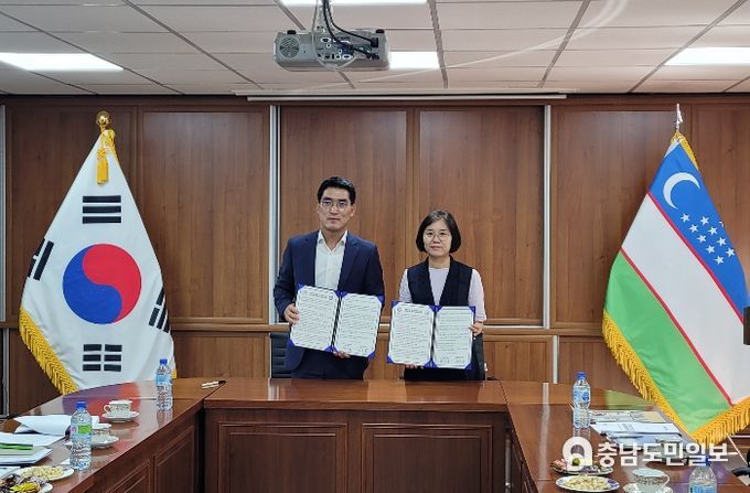 충남교육청과 타슈켄트한국교육원은 17일 우즈베키스탄 타슈켄트에서 교육 국제교류 협력 실무협약을 체결했다