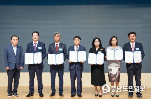 김지철 교육감이 25일 9월 1일 자 인사발령을 받은 교육전문직원에게 임명장을 수여하고 있다.(왼쪽부터 진기성 신임 청양교육장, 김영배 신임 부여교육장, 이정석 신임 논산계룡교육장, 박서우 신임 아산교육장, 정명옥 신임 충무교육원장, 배무룡 신임 충남교육청교육과정평가정보원장)