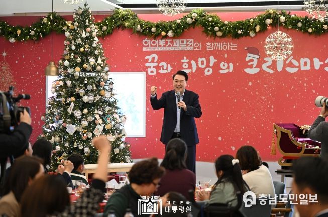 12월 22일 윤석열 대통령은 용산 대통령실에서 ‘히어로즈 패밀리와 함께하는 꿈과 희망의 크리스마스’ 행사를 개최해 전몰·순직군경의 유가족들과 뜻깊은 시간을 함께했다.