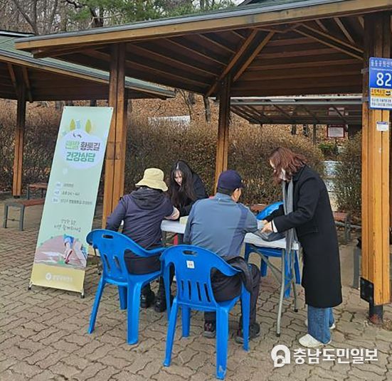 성남시 보건소 직원들이 3월 26일 율동공원 황톳길 입구에 부스를 차려놓고 건강상담을 하고 있다