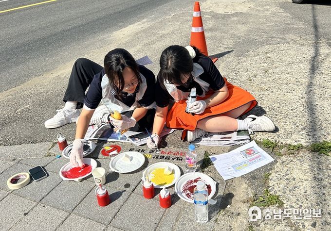 금연 일러스트 작업하는 학생들