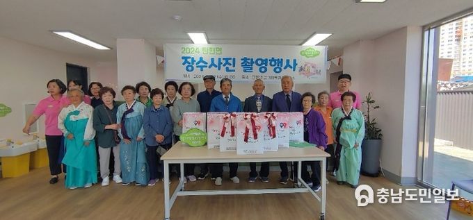 파주시 탄현면 행복마을관리소, 장수사진 찰칵…어르신 건강 기원