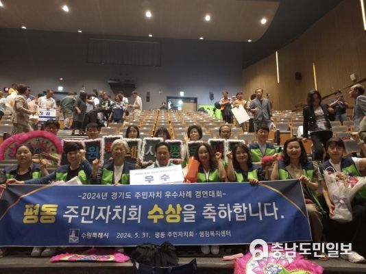 수상 후 기념촬영을 하고 있다.