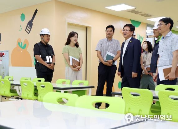 27일, 최교진 교육감과 세종시교육청 관계자들이 산울유치원과 바른초등학교를 방문하여 현장을 점검하고 있다.