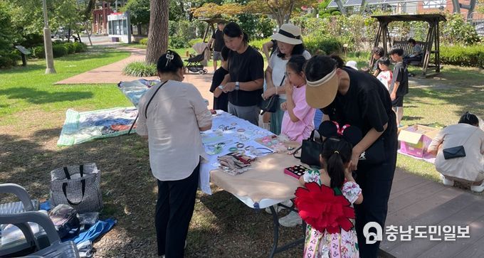 7일 서산시청 앞 솔빛공원 일원에서 개최된 풀뿌랭이 나눔장터 모습