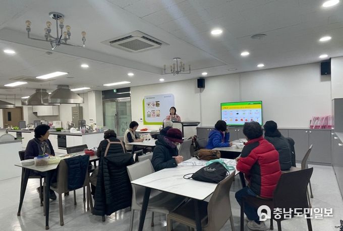 영양실습실에서 대상자들이 이론교육과 조리실습을 받고 있다.