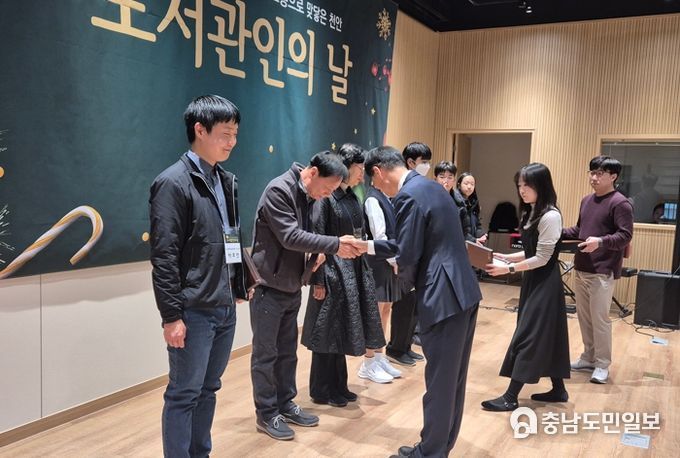 천안시도서관본부가 지난 9일 중앙도서관 다목적 홀에서 ‘2024 도서관인의 날’ 행사를 개최하고 있다.