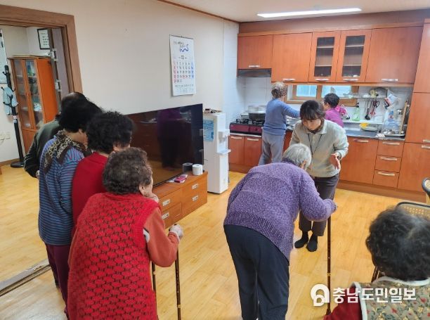 천안시동남구치매안심센터,‘안전 효도지팡이’배부