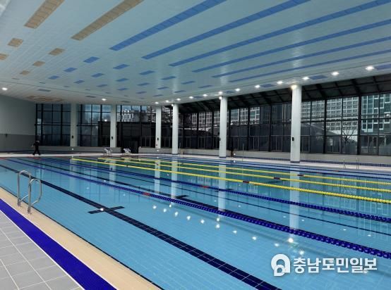 재개장 준비를 마친 국민체육센터 수영장 전경.