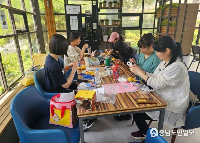 시민들이 아파트 내 공간에서 ‘그림책 속 인형만들기’ 수업을 듣고 있다.