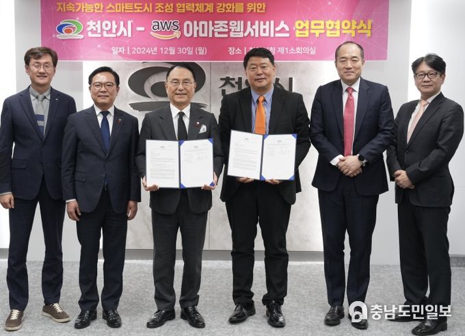 1. 지난 13일 천안시청 제1소회의실에서 박상돈 천안시장(가운데)과 엔비디아 관계자가 스마트도시 조성을 위한 면담 이후 기념사진을 촬영하고 있다.