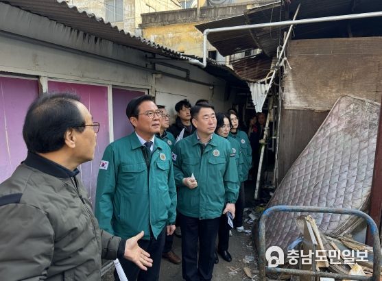 1. 17일 김설필 천안시 부시장이 천안중앙시장을 찾아 설 명절 합동 안전점검을 실시하고 있다.