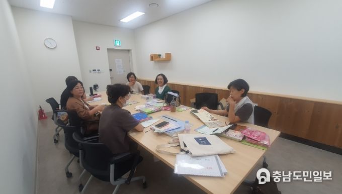 사할린 동포들이 성인문해교육 프로그램 ‘찾아가는 한글교실’을 수료하고 수료증을 받고 있다.