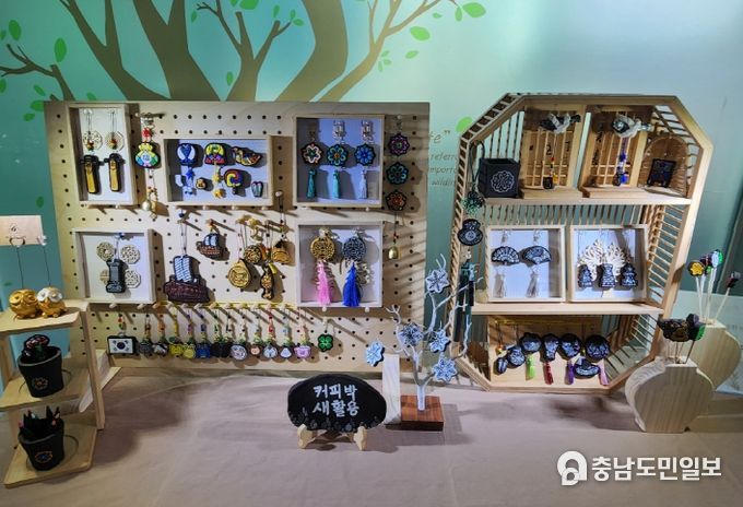 1. 천안 신방도서관 1층 창의공간에 전시중인 작품.