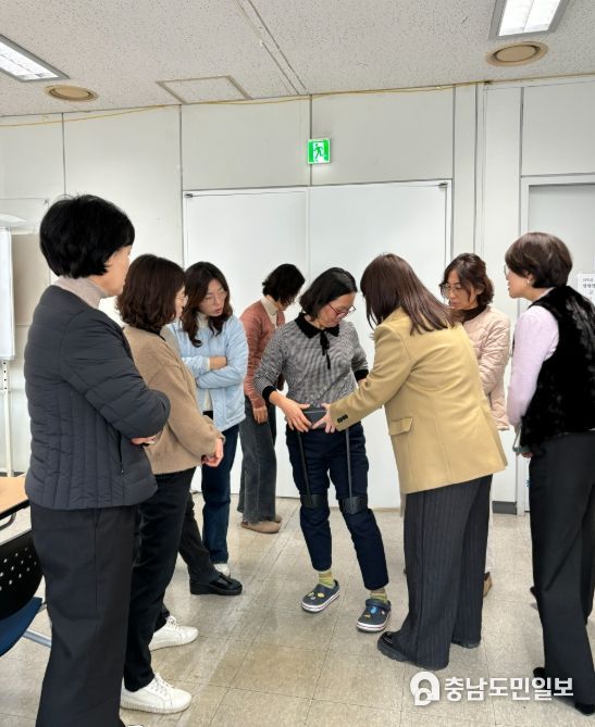 1. 천안보건소 직원이 보행보조 웨어러블 로봇을 착용하고 있다.
