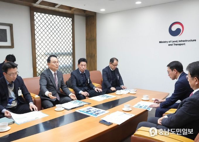 5일 박상돈 천안시장이 박상우 국토교통부 장관에게 천안시 현안사업에 대해 설명하고 있다.