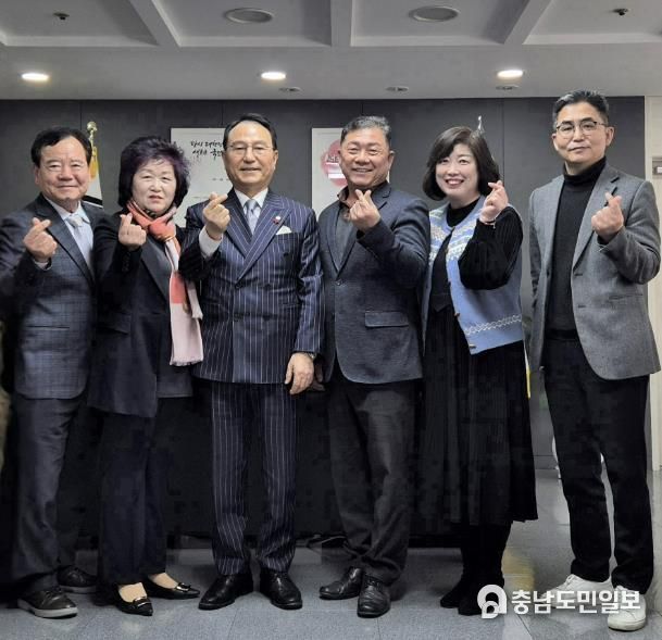 박상돈 천안시장과 천안시 행복키움지원단장협의회 3기 임원진이 기념사진을 촬영하고 있다.