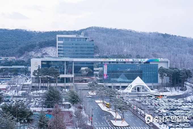 1. 천안시는 7일 충남예술고등학교 졸업식을 찾아 졸업생을 대상으로 청년정책 홍보 포스터와 안내서를 배부했다.