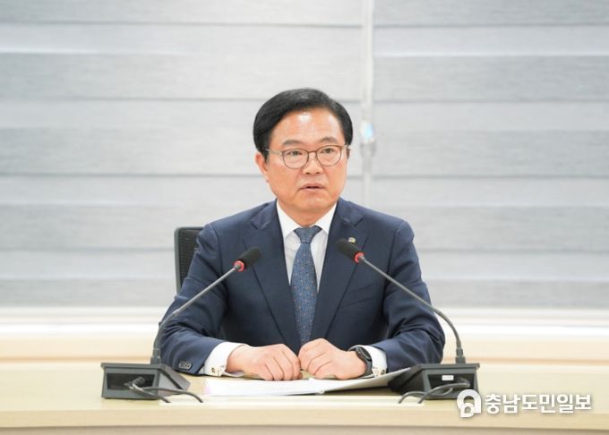 24일 김석필 권한대행이 긴급 확대간부회의를 주재하고 있다.